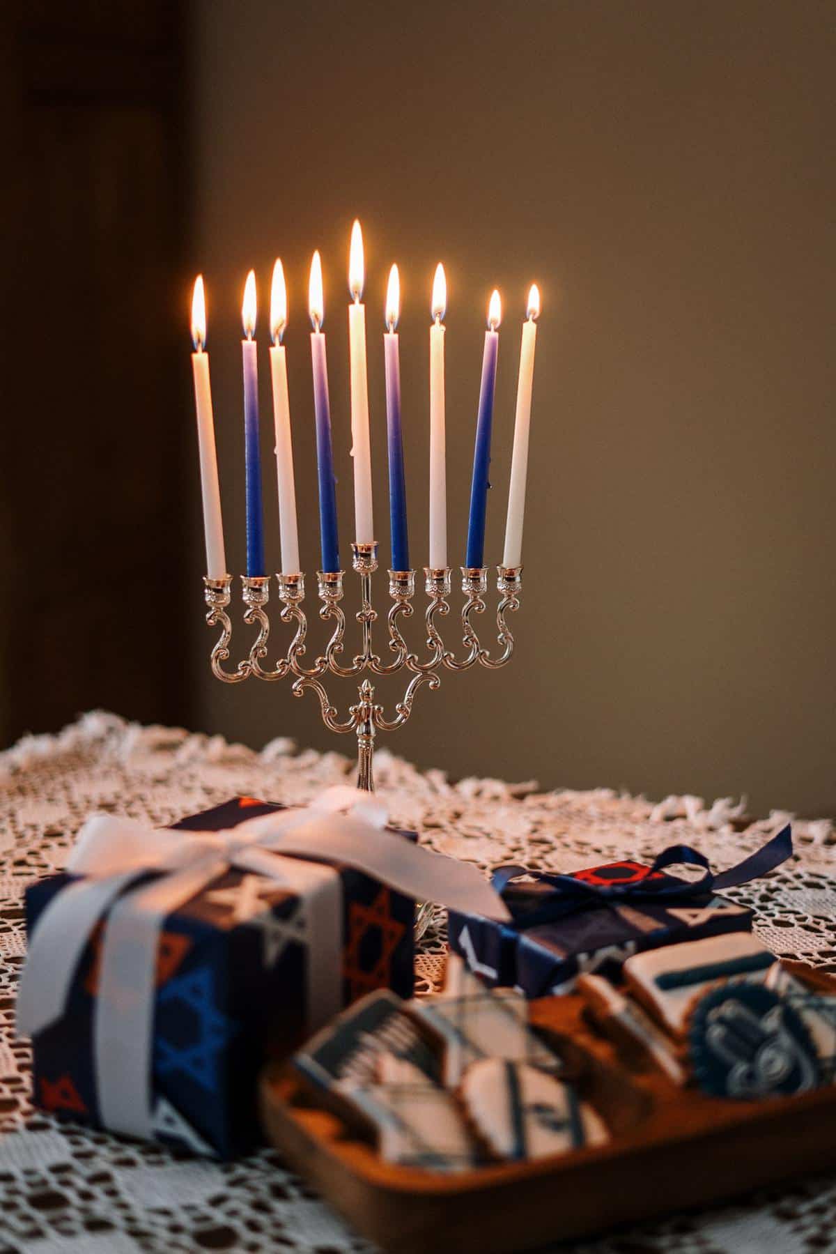 חנוכייה על השולחן, מתנה ועוגיות על השולחן